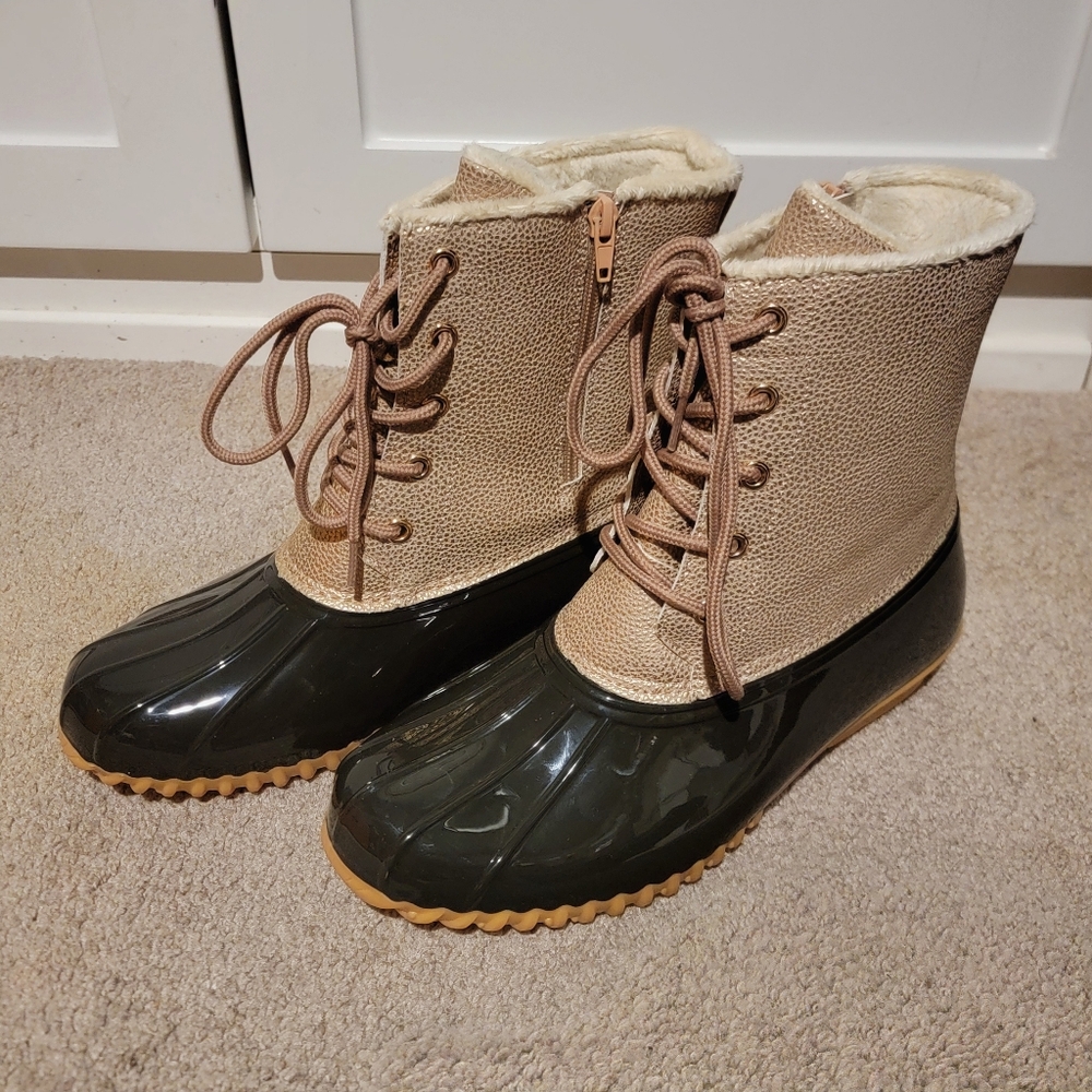 Sporto Bella Duck Boots Rose Gold Size 9W NIB